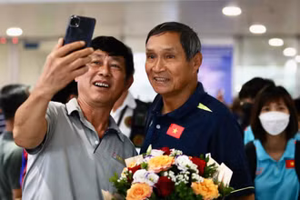 Người hâm mộ chụp hình cùng huấn luyện viên Mai Đức Chung. (Ảnh: VFF)