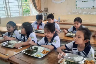 Giờ ăn bán trú của học sinh Trường tiểu học Phan Đình Phùng, quận 3, Thành phố Hồ Chí Minh. 