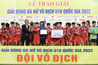 Các cô gái Phong Phú Hà Nam nâng cao chiếc cúp vô địch U16 quốc gia. (Ảnh: VFF)