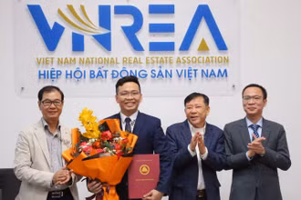 Thường trực Hiệp hội Bất động sản Việt Nam chúc mừng Tổng Thư ký Nguyễn Thành Công (thứ hai từ trái sang).