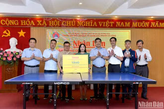 Đại diện lãnh đạo Báo Nhân Dân trao quà tặng Trung tâm Điều dưỡng và Chăm sóc người có công tỉnh Khánh Hòa. 