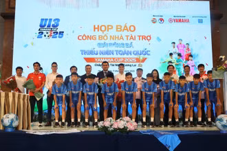 Đại diện Ban tổ chức cùng các đại diện các cầu thủ U13 tại buổi họp báo. 