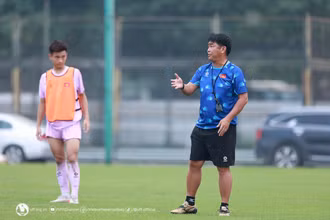 Huấn luyện viên Trần Minh Chiến trực tiếp huấn luyện đội tuyển U17 Việt Nam tại đợt tập trung tháng 4/2024. (Ảnh: VFF)