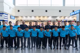 Đội tuyển futsal Việt Nam chụp ảnh lưu niệm tại sân bay Tân Sơn Nhất (TP Hồ Chí Minh) trước giờ khởi hành sang Thái Lan. (Ảnh: VFF)