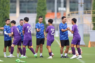 Ban huấn luyện cùng các thành viên đội tuyển U19 Việt Nam. (Ảnh: VFF)