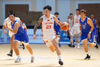 Đinh Thanh Tâm dẫn bóng phản công.