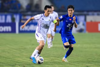 Đội trưởng Văn Quyết nỗ lực thi đấu trên hàng công. (Ảnh: Hà Nội FC)