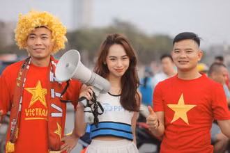 [Ảnh] Người hâm mộ sẵn sàng "tiếp lửa" cho đội tuyển Việt Nam