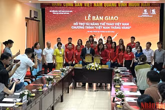 Lãnh đạo Tổng cục Thể dục Thể thao tại lễ bàn giao hỗ trợ tài năng thể thao. (Ảnh: MINH GIANG)