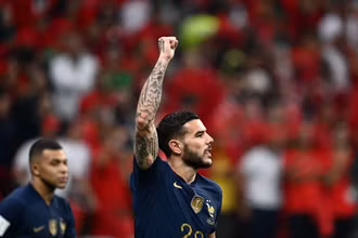Pha ăn mừng bàn thắng mở tỷ số của hậu vệ Pháp Theo Hernandez vào lưới tuyển Maroc trong trận đấu bán kết World Cup 2022 ngày 15/12. (Ảnh: AFP/TTXVN)
