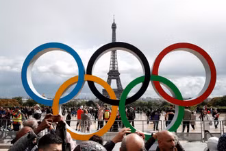 Biểu tượng Olympic đã được đặt trước tháp Eiffel. (Ảnh: Getty)