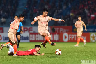 Văn Thanh vượt qua sự đeo bám của cầu thủ đội Hải Phòng. (Ảnh: TRẦN HẢI)
