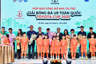 Ban tổ chức cùng đại diện các cầu thủ nhí tại buổi họp báo công bố giải đấu, diễn ra sáng 23/4.