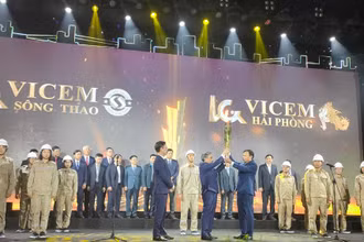 Trao ngọn đuốc truyền thống từ Vicem Sông Thao sang Vicem Hải Phòng