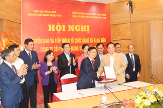 Các đại biểu chứng kiến Lễ chuyển giao tổ chức Đảng, đảng viên của VICEM Bút Sơn về Đảng uỷ VICEM