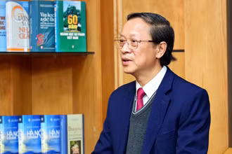 Thứ trưởng Giáo dục và Đào tạo Phạm Ngọc Thưởng trao đổi về Thông tư số 29, quy định về dạy thêm, học thêm.