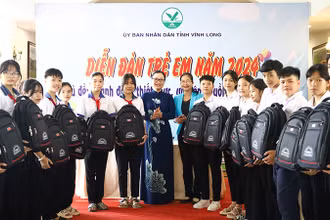 Lãnh đạo tỉnh Vĩnh Long tặng quà cho các em tham gia Diễn đàn. 