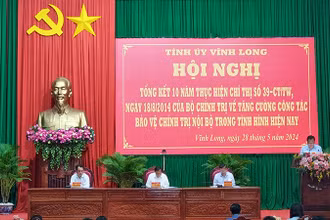 Chủ trì hội nghị. 