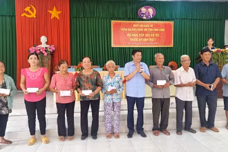 Bí thư Tỉnh ủy Vĩnh Long Bùi Văn Nghiêm trao quà cho gia đình chính sách. 