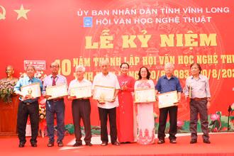 Khen thưởng các cá nhân có nhiều đóng góp cho sự nghiệp phát triển văn học, nghệ thuật. 