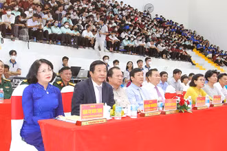 Nguyên Phó Chủ tịch nước Đặng Thị Ngọc Thịnh dự lễ kỷ niệm 63 năm ngày thành lập Trường đại học Sư phạm kỹ thuật Vĩnh Long sáng 21/12. 