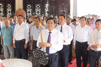 Bí thư Tỉnh ủy Vĩnh Long Bùi Văn Nghiêm cùng lãnh đạo tỉnh Vĩnh Long dâng hương Chủ tịch Hội đồng Bộ trưởng Phạm Hùng. 
