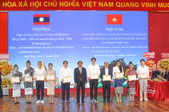 Khen thưởng lưu học sinh Lào có thành tích học tập tốt. 