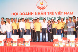 Lãnh đạo tỉnh Vĩnh Long và lãnh đạo Trung ương Hội Doanh nhân trẻ Việt Nam trao quà cho gia đình chính sách. 