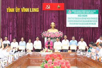 Trưởng Ban Tuyên giáo Tỉnh ủy Vĩnh Long Nguyễn Thị Minh Trang trao khen cho những cá nhân có thành tích đóng góp cho hoạt động tín dụng chính sách trên địa bàn tỉnh năm 2023. 