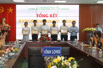 Ban tổ chức trao giải cho các cá nhân đạt giải. 