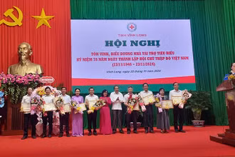 Lãnh đạo tỉnh Vĩnh Long trao Bằng khen cho những tập thể và cá nhân tích cực đóng góp trong công tác xã hội, từ thiện, nhân đạo trên địa bàn tỉnh.