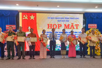 Lãnh đạo tỉnh Vĩnh Long trao Bằng khen cho 10 cá nhân có thành tích xuất sắc. 