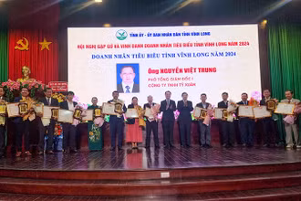 Lãnh đạo tỉnh Vĩnh Long vinh danh các doanh nhân tiêu biểu của tỉnh