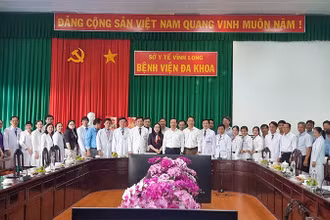 Lãnh đạo tỉnh Vĩnh Long chụp hình lưu niệm với lãnh đạo, cán bộ ngành y tế tỉnh.