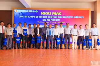 Ban tổ chức trao quà cho các đơn vị tham gia kỳ thi thi Olympic Cơ học toàn quốc lần thứ 33 khu vực phía nam. 