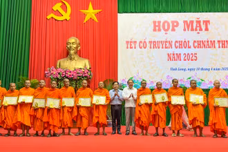Lãnh đạo tỉnh Vĩnh Long khen thưởng những tập thể có thành tích đóng góp cho sự nghiệp xây dựng khối đại đoàn kết toàn dân tộc trên địa bàn.