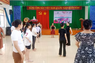 Giảng viên hướng dẫn kỹ năng múa cho các học viên. 
