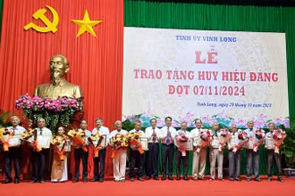 Lãnh đạo tỉnh Vĩnh Long trao Huy hiệu Đảng cho các vị cao niên tuổi đảng sáng 29/10. 