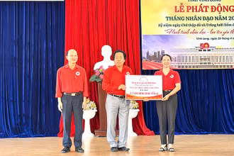 Nhà tài trợ tặng Nhà tình thương tại buổi lễ phát động. 