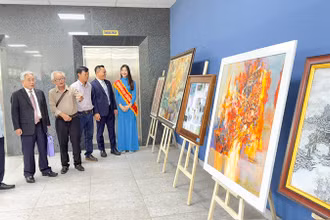 Đại biểu tham quan triển lãm.