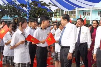 Chủ tịch Quốc hội Trần Thanh Mẫn thăm hỏi, động viên các em học sinh của Trường trung học phổ thông Phạm Hùng. 