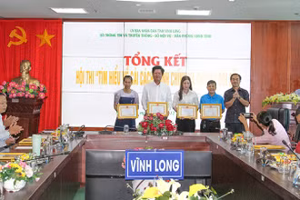 Ban tổ chức trao giải cho các cá nhân đoạt giải. 