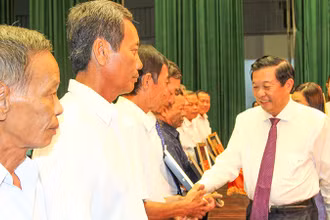 Bí thư Tỉnh ủy Vĩnh Long Bùi Văn Nghiêm trao bảng vinh danh cho Bí thư chi bộ ấp, khóm, khu. 