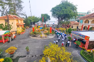 Đoàn lãnh đạo tỉnh Vĩnh Long vào viếng, thắp hương tại nơi thờ tự Quốc Tổ Hùng Vương được đặt tại ngôi Nhà cổ trong khuôn viên Bảo tàng Vĩnh Long (phường 1, thành phố Vĩnh Long).