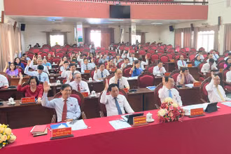Đại biểu thống nhất cao Nghị quyết tại kỳ họp. 