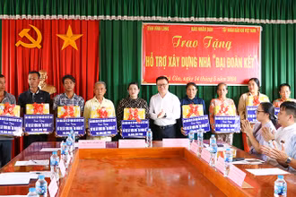 Tổng Biên tập Báo Nhân Dân Lê Quốc Minh trao tặng quà cho gia đình khó khăn, dân tộc Khmer tại xã Trà Côn, huyện Trà Ôn, tỉnh Vĩnh Long. 