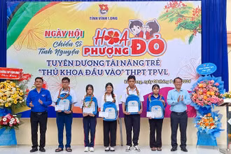 Ban Tổ chức tuyên dương 5 học sinh "Thủ khoa đầu vào". 