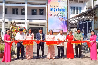 Nghi thức khai mạc "Triển lãm Sắc màu Cửu Long 2024" tại trụ sở Hội Văn học nghệ thuật tỉnh Vĩnh Long sáng 24/4/2024. 