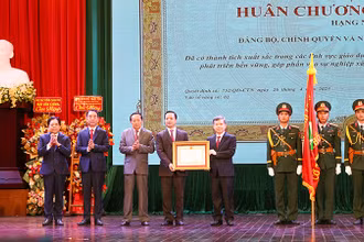 Đảng bộ, chính quyền và nhân dân tỉnh Vĩnh Long vinh dự đón nhận Huân chương Lao động hạng Nhất. 