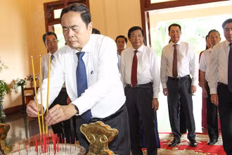 Chủ tịch Quốc hội Trần Thanh Mẫn dâng hương tại Khu lưu niệm Thủ tướng Chính phủ Võ Văn Kiệt.
